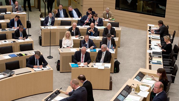 Der Rest der alten AfD-Fraktion sitzt jetzt vorne, die Abspaltung rund um Jörg Meuthen hinten. Viel zu sagen haben sie sich nicht mehr.