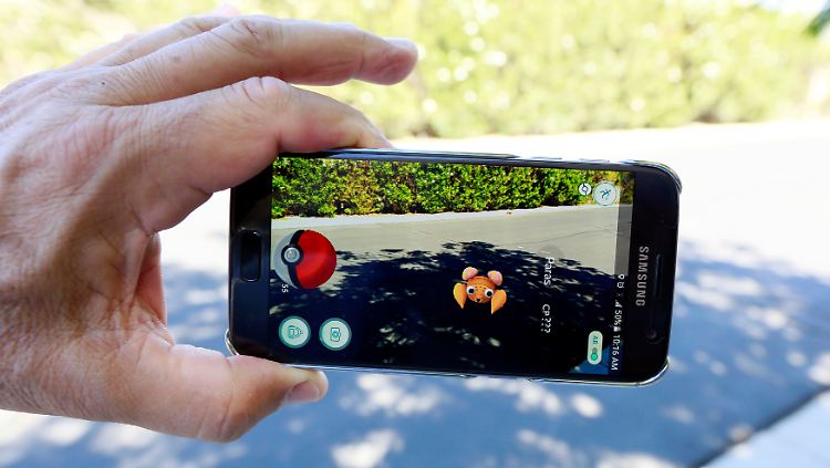 Immer mehr Menschen sind im Freien auf der Jagd nach den Pokémon.