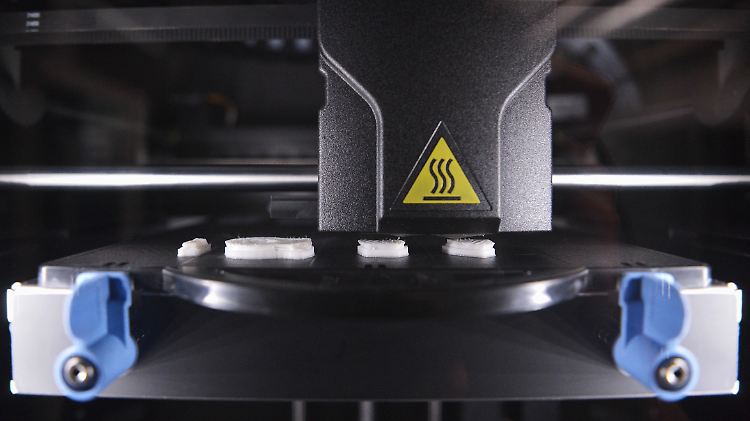 30 Originalteile aus Kunststoff will Daimler künftig im 3D-Druckverfahren herstellen.