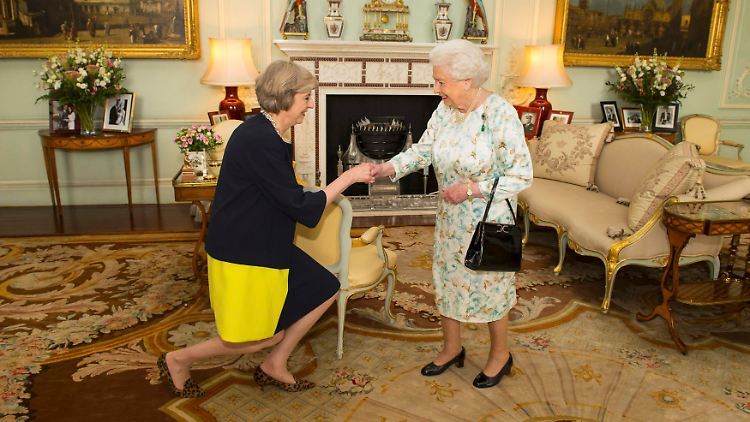 Die Ernennungszeremonie war kurz: Theresa May und Queen Elizabeth II. im Buckingham-Palast.