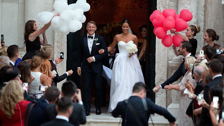 Bastian Schweinsteiger und seine Braut Ana Ivanovic verlassen nach der Trauung gemeinsam die Kirche. 