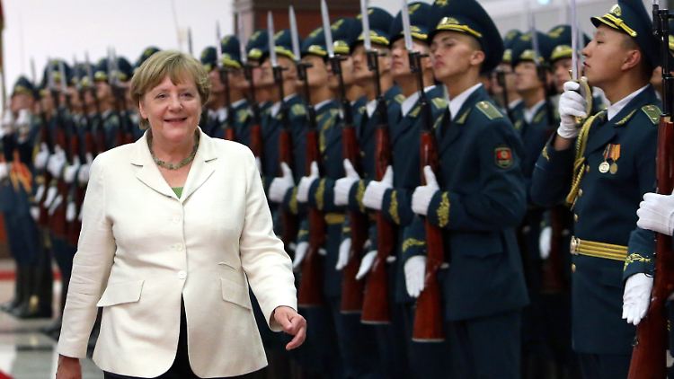 Bundeskanzlerin Angela Merkel wurde mit militärischen Ehren empfangen.
