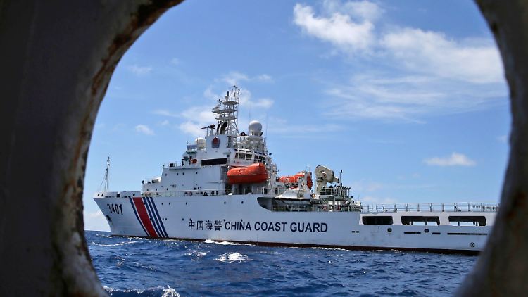 Ein chinesisches Schiff der Küstenwache hindert ein philippinisches Schiff an der Weiterfahrt im Südchinesischen Meer.