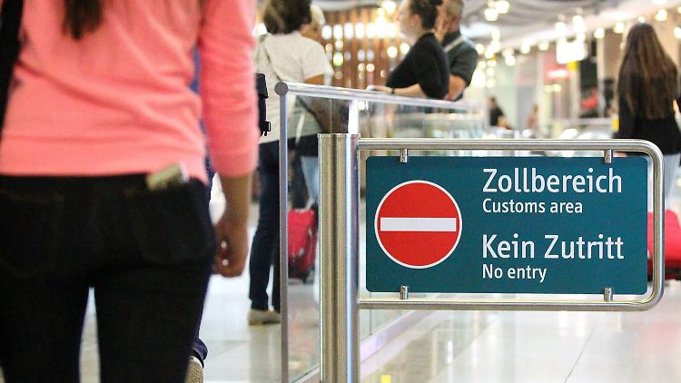 Wer aus dem Urlaub etwas mitbringt, sollte informiert sein, ob er es mitbringen darf.