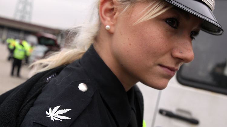 Blatt statt Stern: Eine Polizistin mit dem Hanfblatt auf der Schulter.