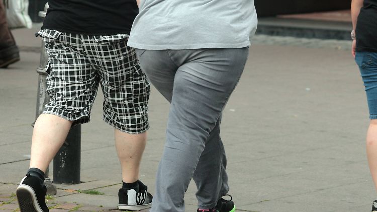 Von dem erhöhten Sterberisiko bei Übergewicht sind Männer der Studie zufolge deutlich stärker betroffen als Frauen.