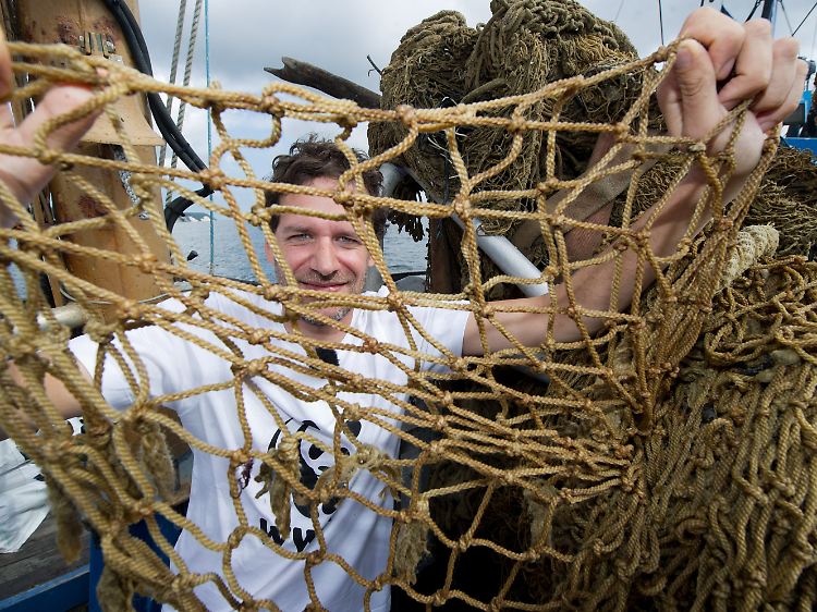 WWF-Einsatzleiter Kanstinger auf dem Fischkutter "Einheit" vor Rügen mit einem eingefangenen Geisternetz aus der Ostsee.