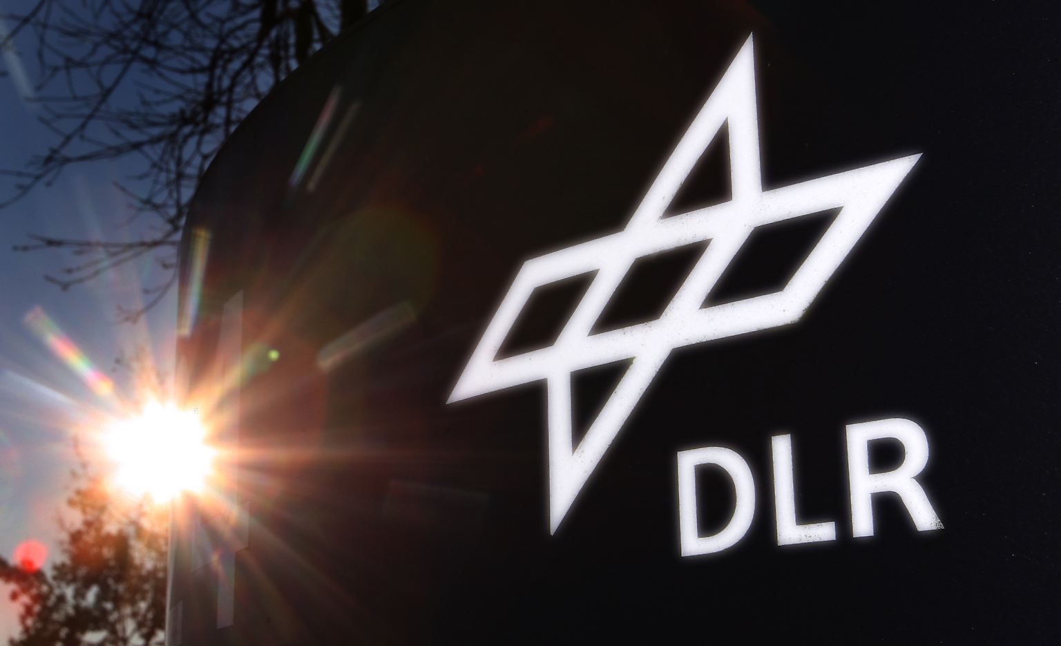 Ein neues dreidimensionales Höhenmodell der Erde könnte künftig Katastrophenschützern wichtige Hinweise für ihre Arbeit liefern. Das Deutsche Zentrum für Luft- und Raumfahrt (DLR) stellte dafür am 19. Mai 2014 spezielle Aufnahmen von wetterunabhängigen Radarsatelliten vor.