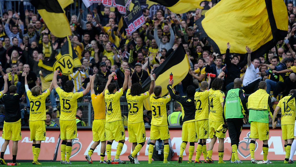 Auch auswärts eine Macht: Bourssia-Dortmund-Fans feiern ihr erfolgshungriges Team.