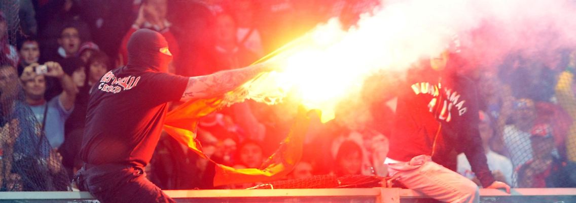 Randale in Genua: serbische Fans beim EM-Qualifikationsspiel in Italien.