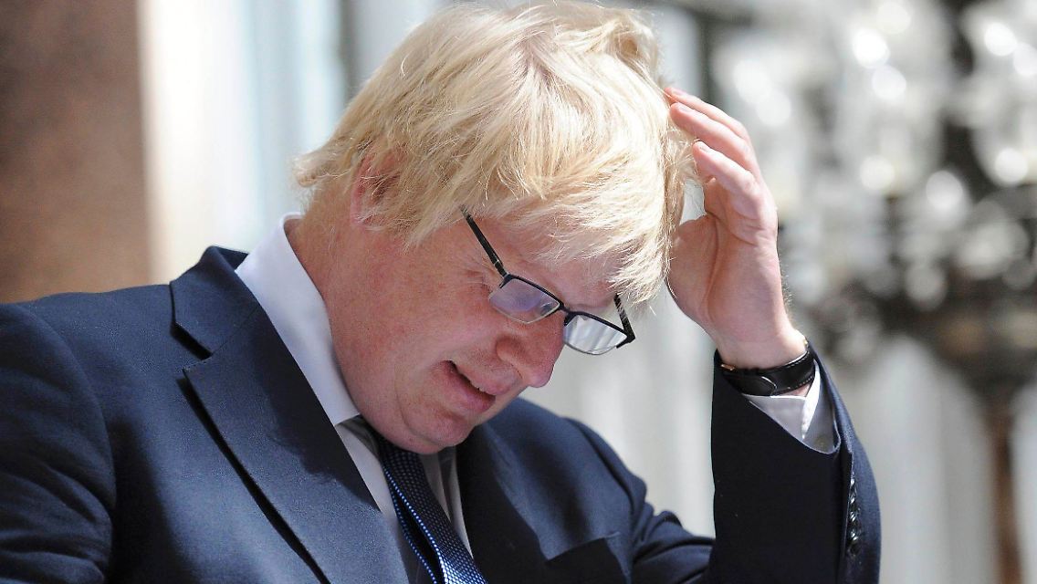 Johnson trat mit Brille vor die Presse.