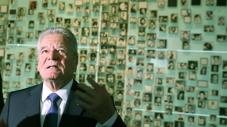 Gauck beim Besuch des Museums der Erinnerung und der Menschenrechte in Santiago. Viele Opfer der Pinochet-Diktatur wurden in der Colonia Dignidad gefoltert und getötet.