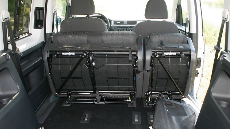 Mit wenigen Handgriffen ist die zweite Sitzreihe weggeklappt und mehr Platz geschaffen.