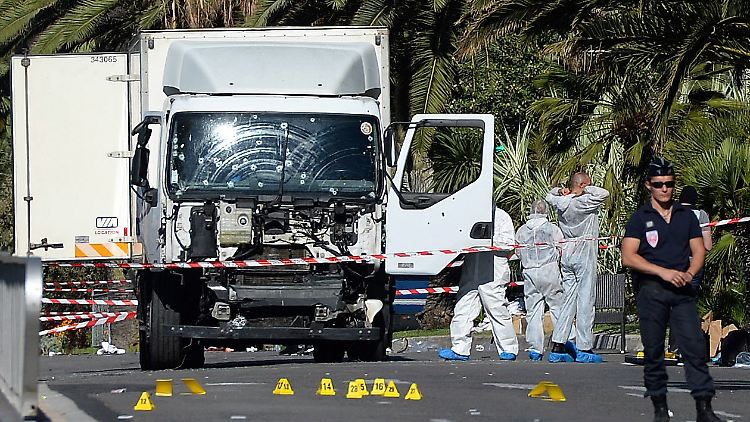 Mit diesem Lkw rast ein Mann durch eine Menschenmenge in Nizza - und tötet mindestens 84 Menschen.