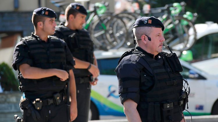 Spezialkräfte der französischen Gendarmerie bewachen die Tour.