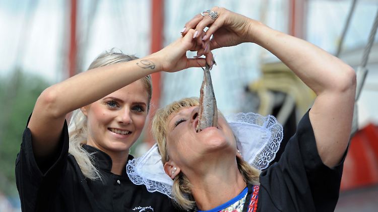 Die beiden holländischen Meisjes Pamela (l) und Mieke zeigen, wie der Matjes traditionell verspeist wird.