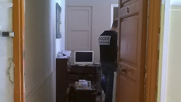 Ermittler in der Wohnung des Attentäters.
