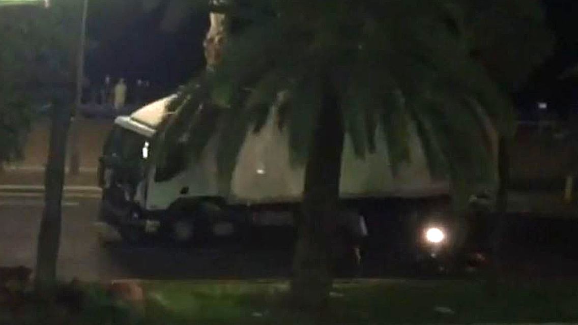 Auf dem Screenshot des Videos ist zu erkennen, wie der Mann den Lkw links überholt. Kurz darauf ist der couragierte Rollerfahrer tot.