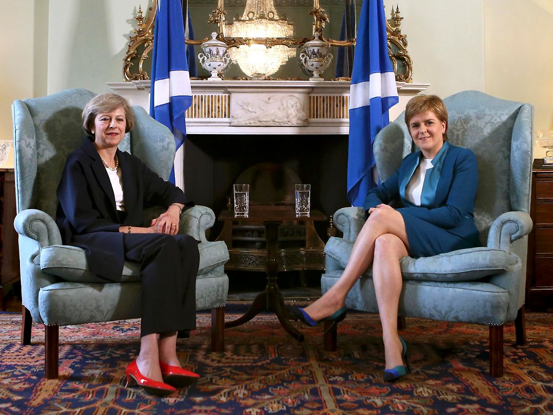 Regierungschefinnen unter sich: Theresa May (zu erkennen an den roten Schuhen) und Nicola Sturgeon bei ihrem Treffen in Edinburgh.