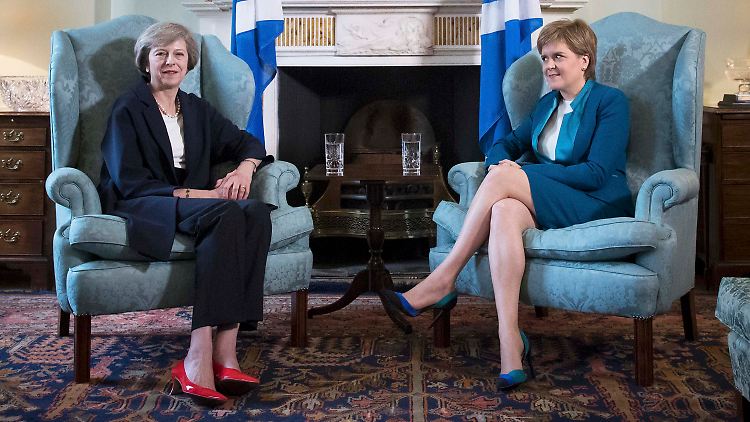 Haben doch so einige Meinungsverschiedenheiten: Theresa May (l.) und Nicola Sturgeon.