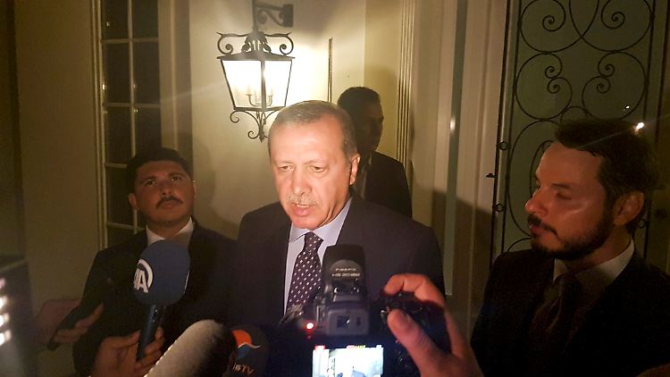 Erdogan ist zurzeit in Marmaris im Urlaub, kündigte aber an, sich auf den Weg nach Ankara zu machen. 