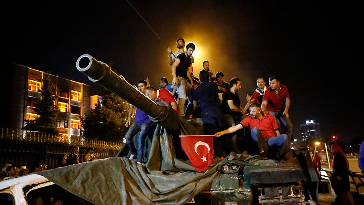 Panzer in Ankara. In der Nacht von Freitag auf Samstag herrscht Chaos, es gibt Tote und Verletzte in Ankara und Istanbul.