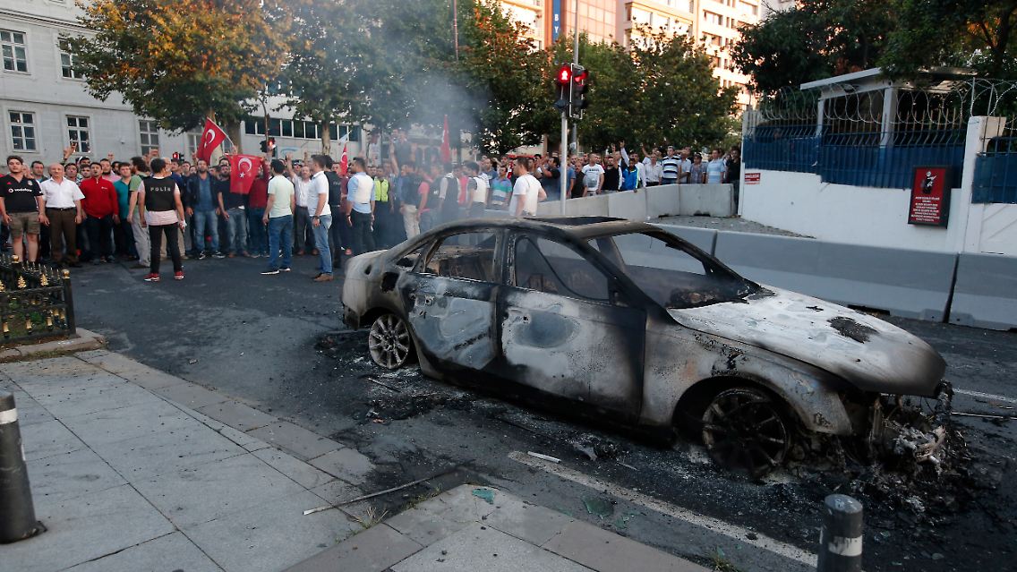 Am Morgen war die Lage nach wie vor unübersichtlich. In Istanbul, der größten Stadt des Landes, waren noch immer Schüsse und Explosionen zu hören.