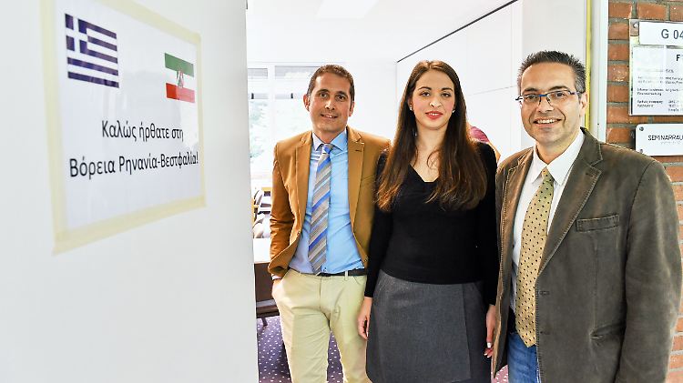 Die griechischen Finanzbeamten Christos Kourtis, Konstandina Kalafataki und Efstathios Tsirmpas nahmen an dem Kurs teil.
