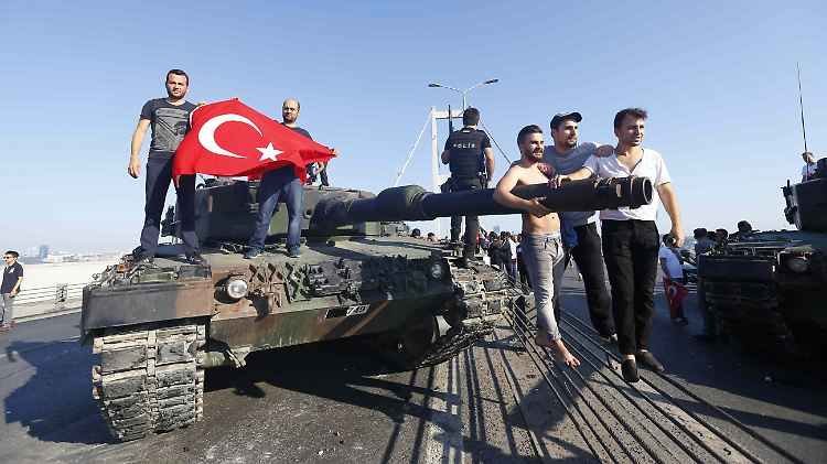 Türkische Militäreinheiten versuchten in der Nacht vom 15. auf den 16. Juli 2016, das Land unter ihre Kontrolle zu bringen.