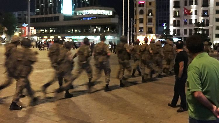 Nach dem Putschversuch vom Freitagabend wurden fast 3000 Umstürzler festgenommen.