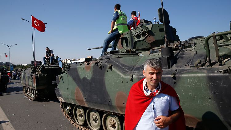 Putsch Türkei Panzer Zivilisten.jpg