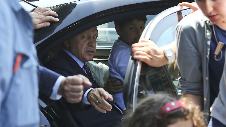 Erdogan zeigt sich dem Volk in Istanbul.