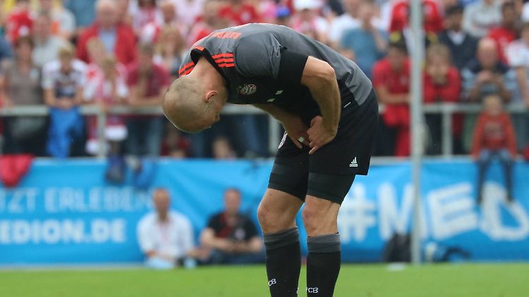 Genau da sitzt der Schmerz: Bayern Spieler Arjen Robben.