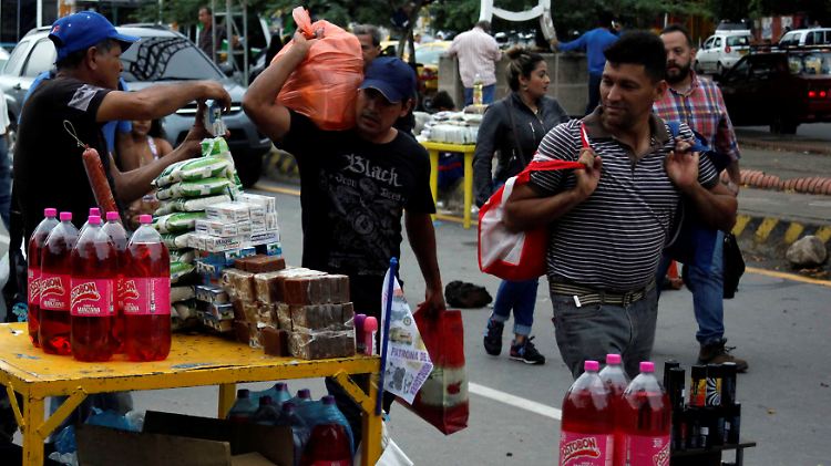 Tausende Venezolaner decken sich in Cúcuta mit dem Nötigsten ein.