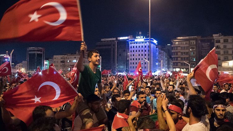 Einer der Gründe fürs Scheitern: Erdogan hat glühende Anhänger, die in Massen auf die Straße zogen.