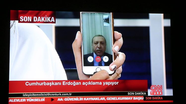 Wirklich nervös oder tat er nur so? Via Facetime rief Erdogan seine Landsleute dazu auf, auf die Straßen zu gehen und öffentliche Plätze zu besetzen.