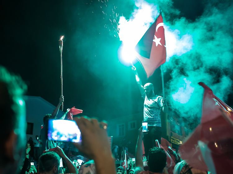 Erdogan-Anhänger feiern den niedergeschlagenen Putsch. Viele Regierungskritiker in Istanbul trauen sich nicht mehr auf die Straße.