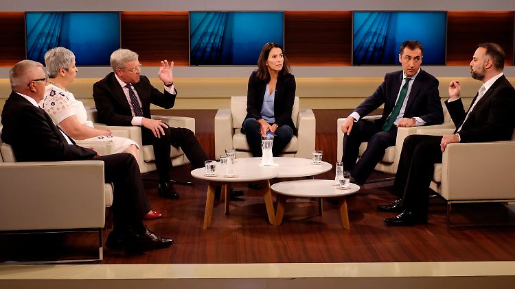 Harald Kujat, Seyran Ates, Norbert Röttgen, Anne Will, Cem Özdemir und Fatih Zingal (v.l.)