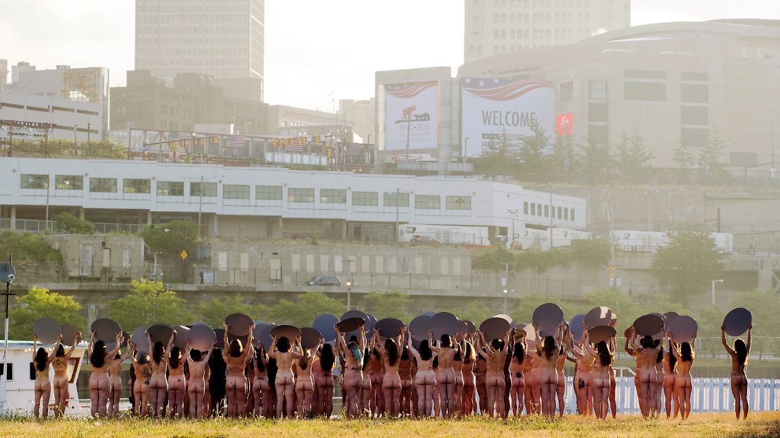 100 nackte Frauen protestierten in Cleveland gegen Trump.