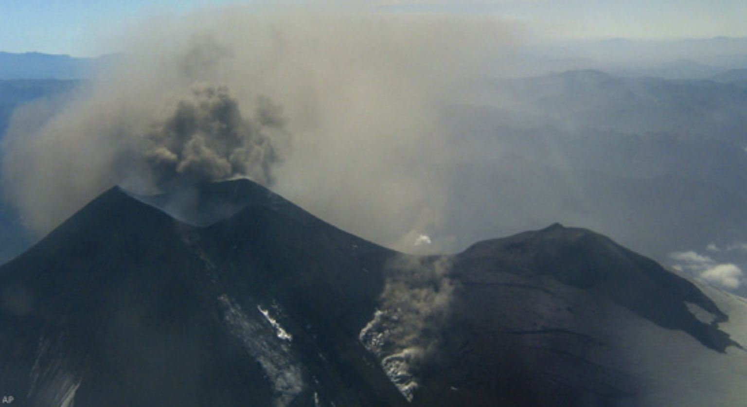 Der Vulkan Llaima im Süden Chiles erwachte am 1. Januar 2008 Feuer und Lava speiend wieder zum Leben. Rund 500 Menschen aus der Umgebung mussten in Sicherheit gebracht werden.