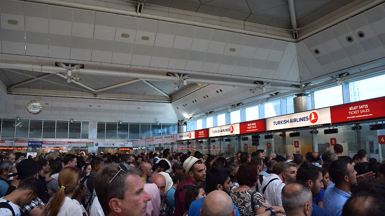 Auf dem Flughafen Istanbul Atatürk versuchen etliche Menschen am Samstag ihre Flüge umzubuchen. 