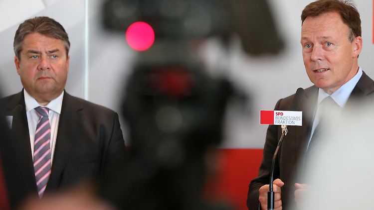 Bei einer möglichen Regierungskoalition mit der Linken sind sich Gabriel und Oppermann noch uneins.
