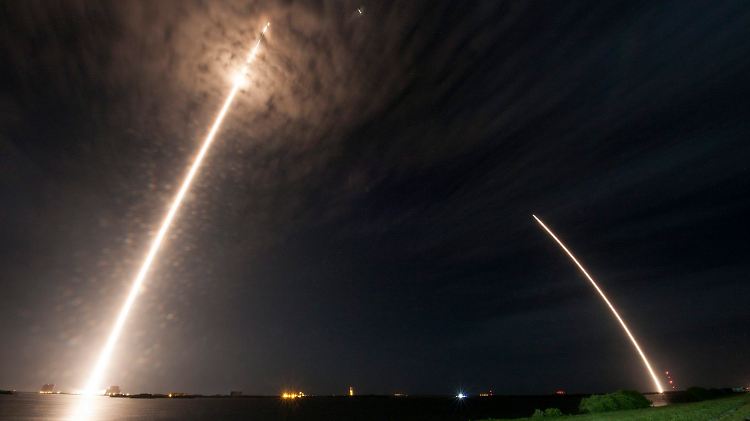 "Dragon" auf dem Weg zur ISS, die Falcon-Rakete auf dem Rückweg zur Erde.