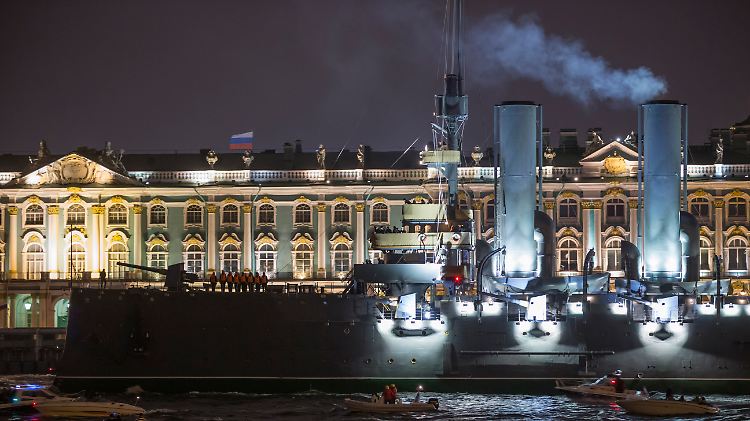 Die "Aurora" vor dem Winterpalais.