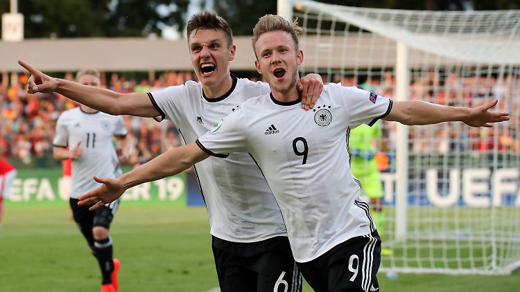 Drittes Spiel, erster Sieg: Gino Fechner jubelt mit dem Torschützen Cedric Teuchert, rechts, über das Tor zum 2:0 gegen Österreich.