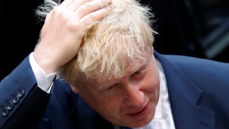 Nochmal kurz Wuscheln, damit die Frisur stimmt: Boris Johnson bei der Ankunft zum Außenministertreffen in Brüssel.