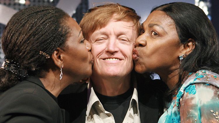 Ein Küsschen für den Produzenten: Boney M.s Ex-Sängerinnen Liz Mitchell (l.) und Marcia Barrett.