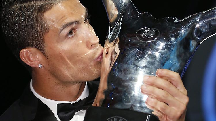Natürlich hat es auch Ronaldo in die engere Auswahl geschafft: Er durfte die Trophäe im Gegensatz zu deutschen Spielern schon in Empfang nehmen.