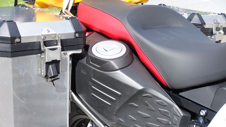 24 Liter nutzbarer Tankinhalt, Federwege von deutlich über 20 Zentimetern und eine Zuladung von 222 Kilogramm machen bei der F 800 GS den Unterschied.