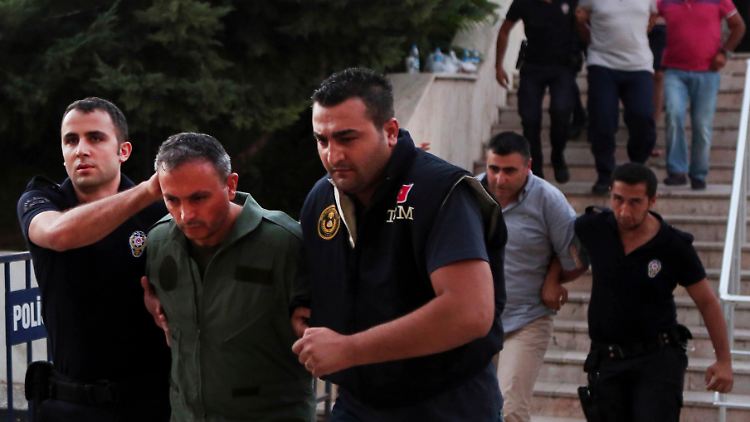 Verhaftete, mutmaßliche Putschisten in der Türkei.